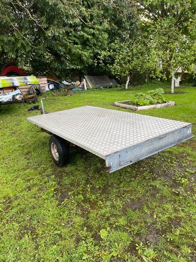 Flat bed trailer