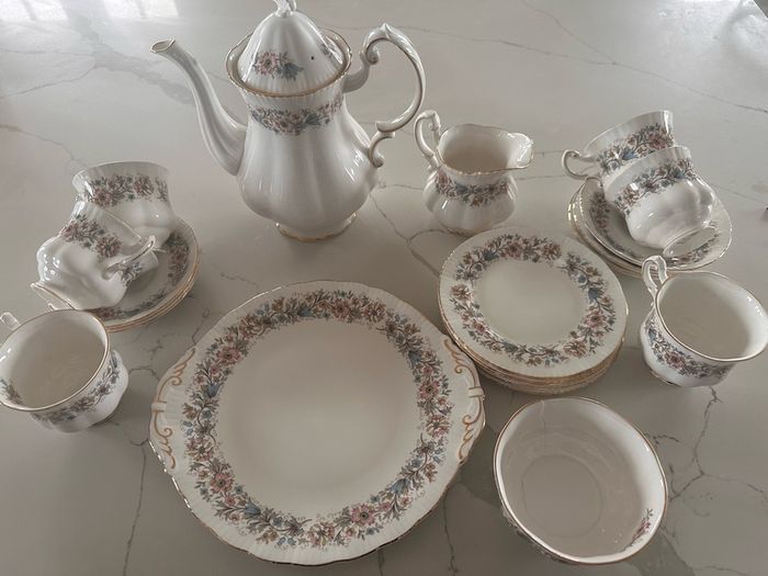 Paragon Fine Bone China Meadowvale Tea & Coffee Service  Royal Warrant 6 Place Setting