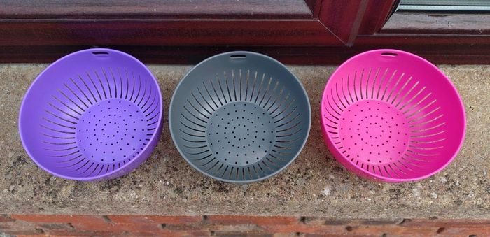 4 Small Coloured Bowls & 3 Colanders.