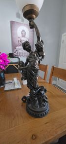 Figurine table lamp