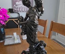 Figurine table lamp