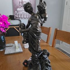 Figurine table lamp