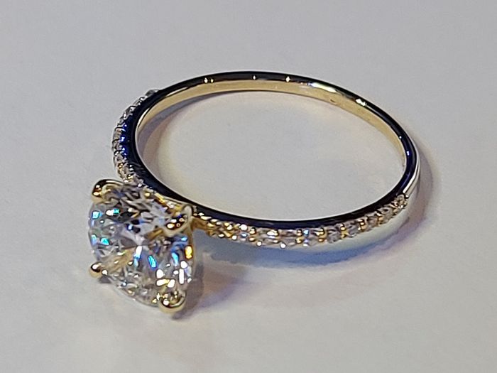 14k Gold ring with 2.07 ct Lab-Grown Diamond, 1.87ct main lab-diamond cerified by IGI and Laser inscripted Ideal cut!
