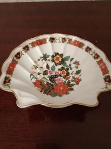 Debonair Staffordshire fine bone China shell bowl