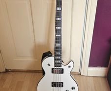 Hagstom Swede White Short Scale Bass