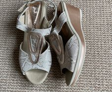 New Pitillos Gold Wedge Sandals