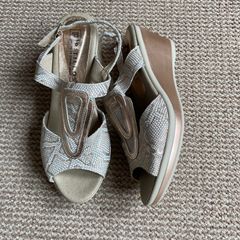 New Pitillos Gold Wedge Sandals