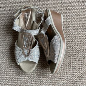 New Pitillos Gold Wedge Sandals