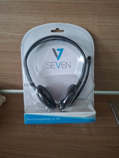 NWT V7 Seven Stereo Headphones w/Mic