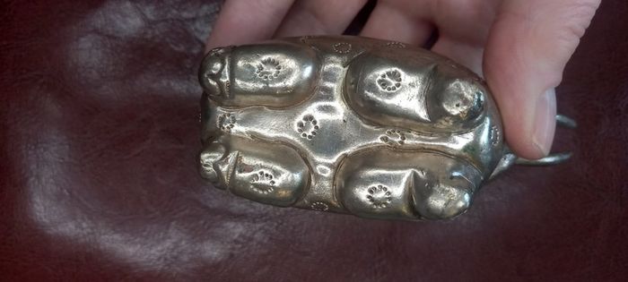Vintage jewelry is sold individually for 5 to 10 euros