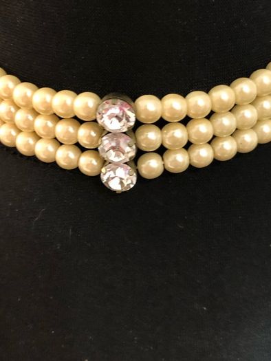 Pearl choker necklace