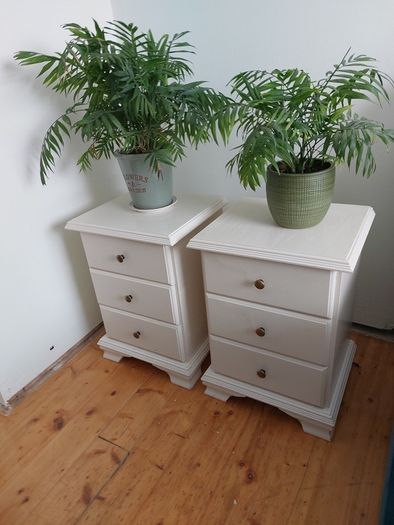 2 bedside lockers
