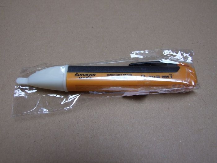 Non contact voltage detector