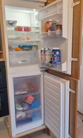 Whirlpool integrated 50/50 fridge freezer