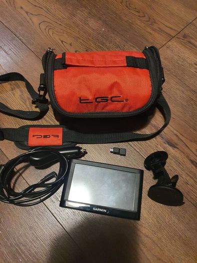 Garmin nuvi 52 portable car GPS unit with case and accessories