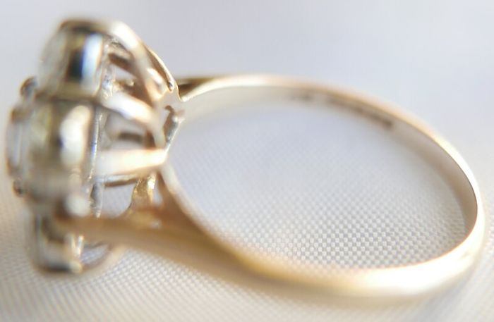 Vintage 9Ct Solid Gold 375 Beautiful Cubic Zirconia Ring 3,99g