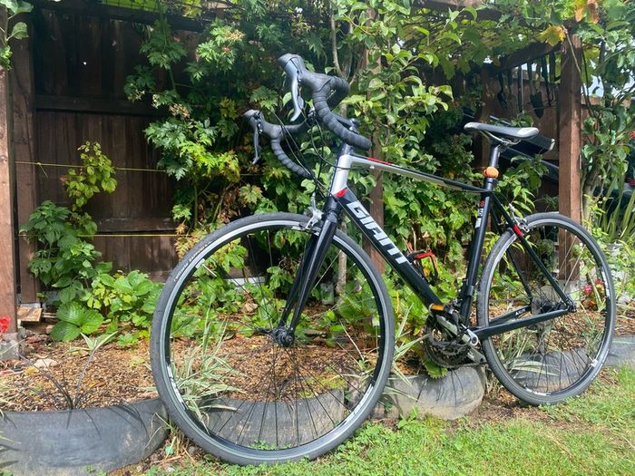 Like new Giant Defy 5 ML 700x25c wheels 2x8=16 speed 21 inch frame very good condition