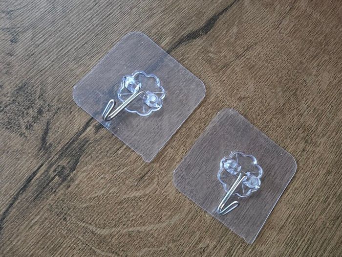 2 Adhesive wall hooks