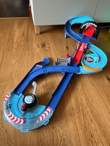 Disney and Pixar Cars Playset with 2 Toy Cars, Lightning McQueen & Francesco Bernoulli, GRC Jumping Raceway Track Set with Kid-Powered Booster