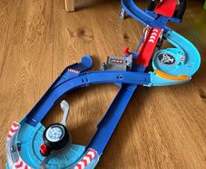 Disney and Pixar Cars Playset with 2 Toy Cars, Lightning McQueen & Francesco Bernoulli, GRC Jumping Raceway Track Set with Kid-Powered Booster
