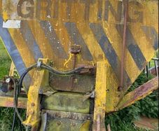 Road gritting body
