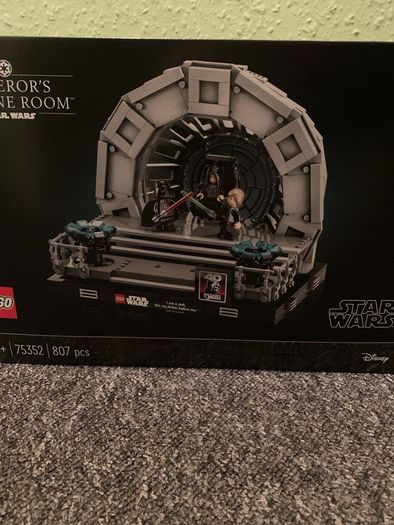 Lego Emperor's Throne Room Diorama 75352