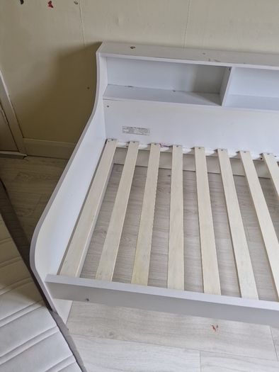 Day bed single white priced to sell