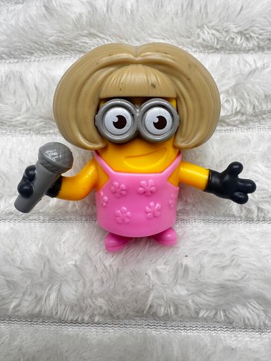 2019 Singer Mom approx. 5.5 cm. McDonald's Minion Action Figure Despicable Me Rise of Gru Used Please see photos