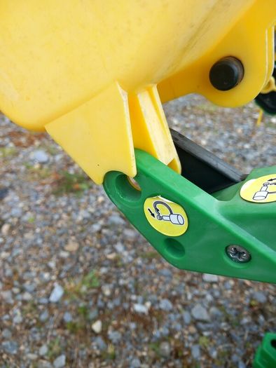 LittleTykes folding slide . 85 EURO and John deere Ride on tractor 40 euro
