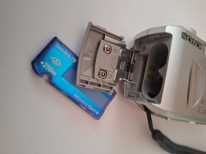 Sony Cyber-shot DSC-P73