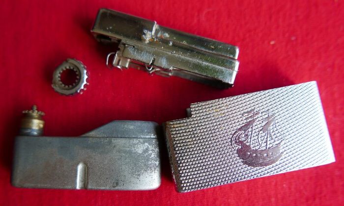 Vintage SILVER MATCH Pocket Gas Lighter