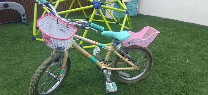Raleigh Pop 16-inch Kids' Bike in the Cream/Teal