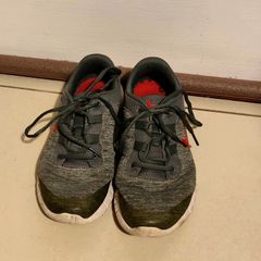 Price drop Under Armour Trainers Grey with Red Logo | Size US 6Y / UK 5.5 / EUR 38.5
