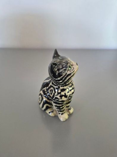 Beswick Model 1886 Persian Kitten - Seated Cat , Looking Up.