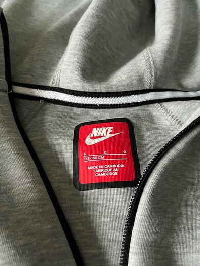 Nike tech grey fleece hoodie (size 11 to 12 years)
