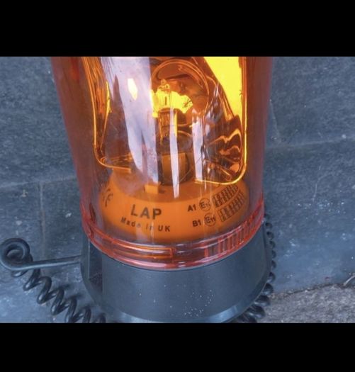 Magnetic roof beacon light