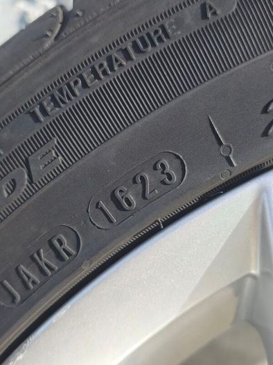 Genuine Volkswagen 17" Alloy Wheels & Nexen N'Fera SU1 Tyres (225/45/R17)