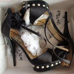 Wrap up flower pearl details black sandals bnib