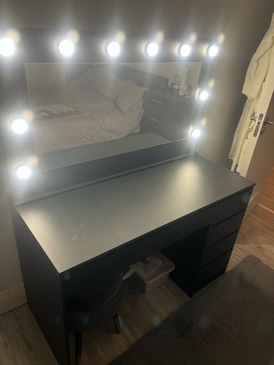 dressing table with mirror and lights