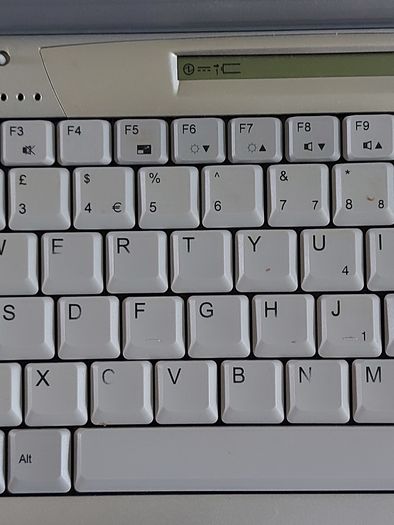Rare Vintage Fujitsu Siemens Lifebook, E Series, FPC07048B Part number CP127259, Running Windows 2000 Professional, uses 3.5 floppy disk, 20GB HDD, amd all the connecting Ports from 30 years ago Era