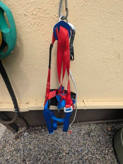Fall arrest harness