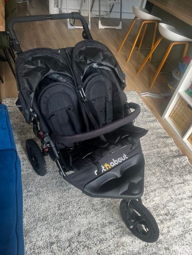 Double Buggy Out n About Nipper V4  (Excellent condition)