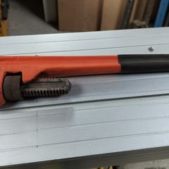 24" heavy duty pipe wrench