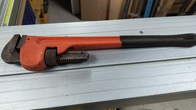 24" heavy duty pipe wrench