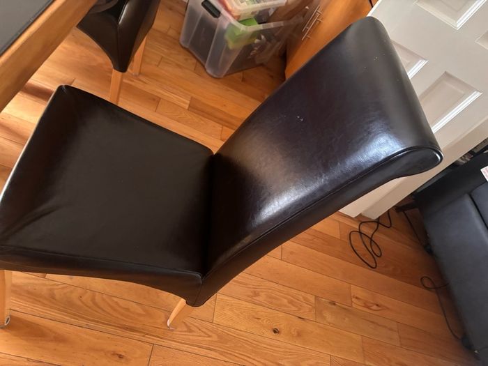 Stunning Dining room table and six chairs