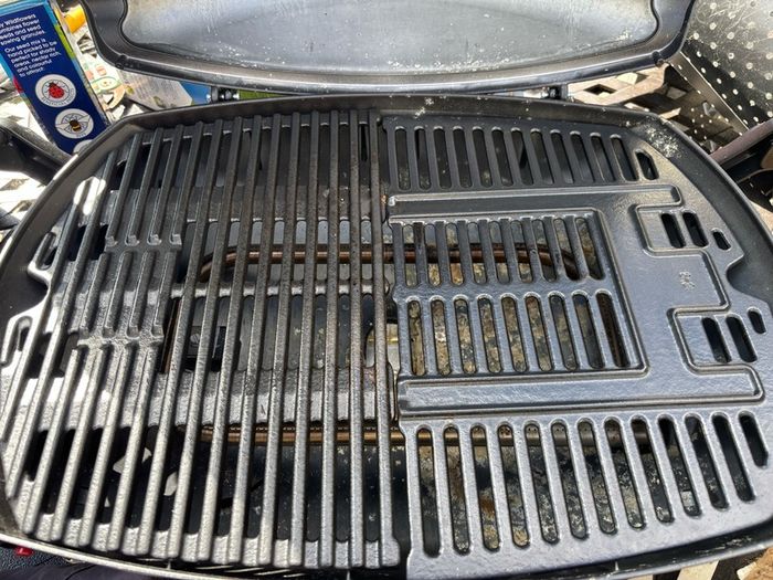 Weber Q 2000 Gas BBQ with Stand Used ONCE
