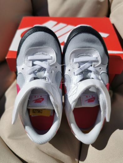 Girl's NIKE runners NEW size UK 8.5
