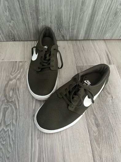 Nike Trainers - UK 9