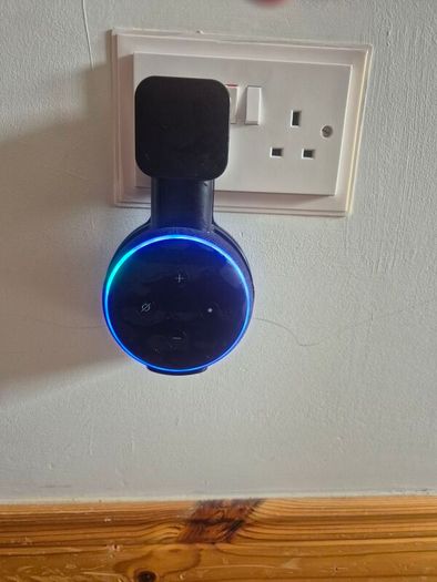 alexa echo dot - 3rd gen with holdee
