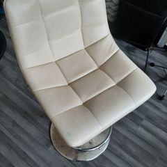 Free swivel stool